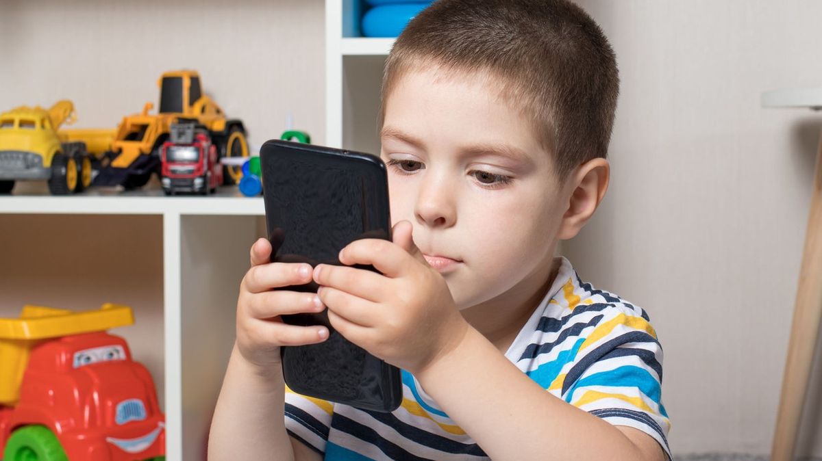 Stále víc dětí vidí špatně na dálku, viníkem je i čas strávený u obrazovek mobilů a tabletů